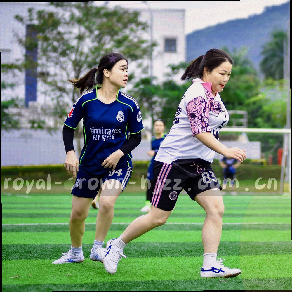 金属编号牌与光点网格的微距特写，冷银与鎏金交错